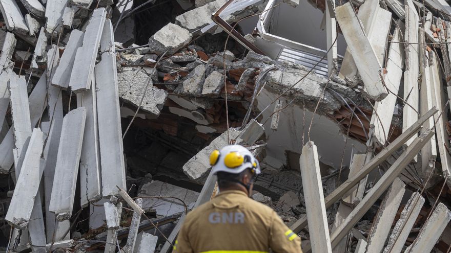 Un rescatista realiza labores de búsqueda en una zona un afectada en Caraballeda, La Guaira.