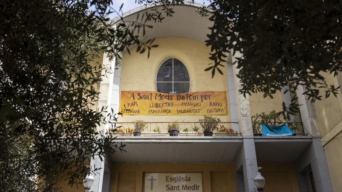 La fachada de la iglesia ilustra a la perfección su espíritu rebelde