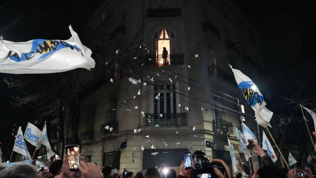 Cristina Fernández de Kirchner saluda desde el balcón de su casa donde cumple prisión domiciliaria.
