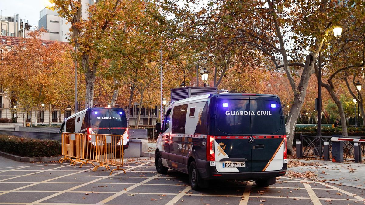 Dos furgones entran en el garaje de la Audiencia Nacional, este sábado.
