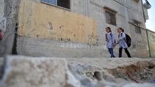 Niñas en su camino al colegio en Gaza - UNRWA Fotografía por Ahmad Awad