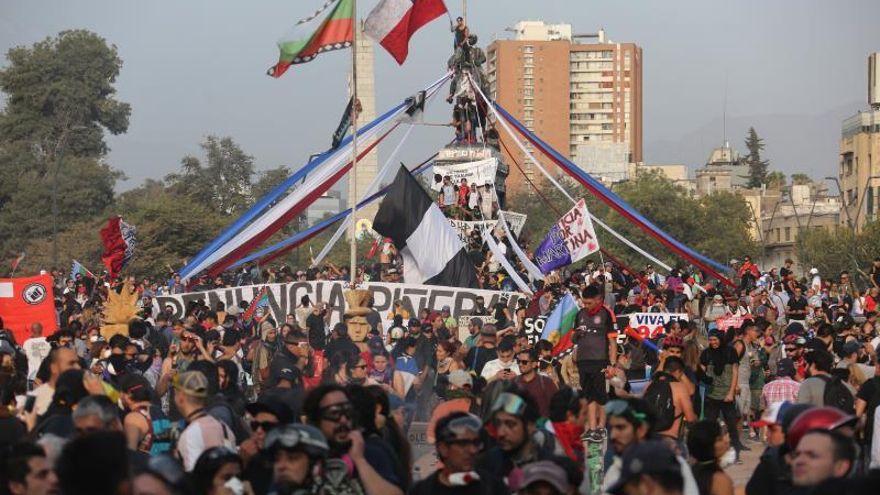 Un grupo de personas se manifiesta en la Plaza Italia, en Santiago (Chile).