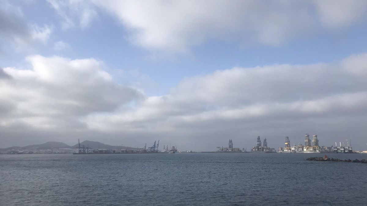 Nubes y claros sobre la bahía de Las Palmas