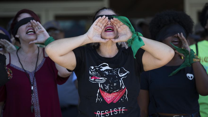 El movimiento feminista dominicano apoya a las denunciantes de Julio Iglesias: "La violencia no es un problema privado"