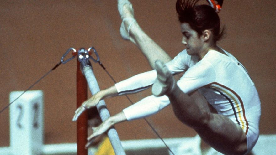 El hito “prácticamente imposible” que rompió los marcadores de los Juegos Olímpicos: 50 años del 10 de Nadia Comaneci