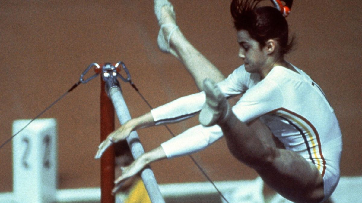 El hito “prácticamente imposible” que rompió los marcadores de los Juegos Olímpicos: 50 años del 10 de Nadia Comaneci