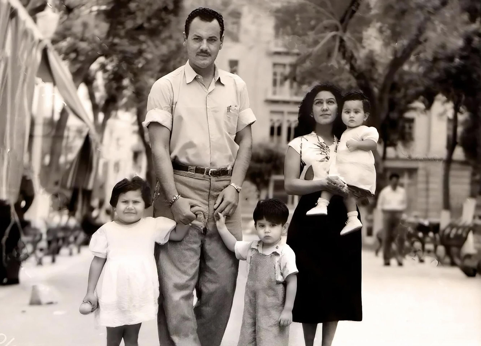A la izquierda, Eugenia Aurioles —la madre de Consuelo Walss-Bass— cuando era niña con su familia en Torreón, México, alrededor de 1950.