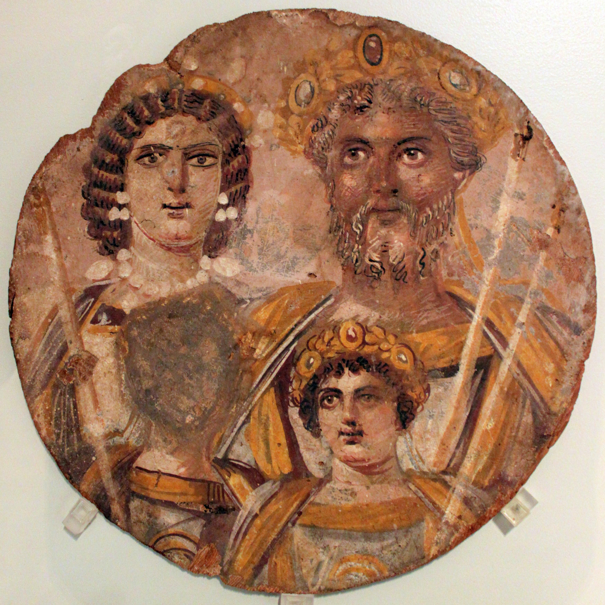 Retrato de la familia imperial: arriba, Julia Domna y Septimio Severo; abajo, Geta, borrado por damnatio memoriae, y Caracalla.
