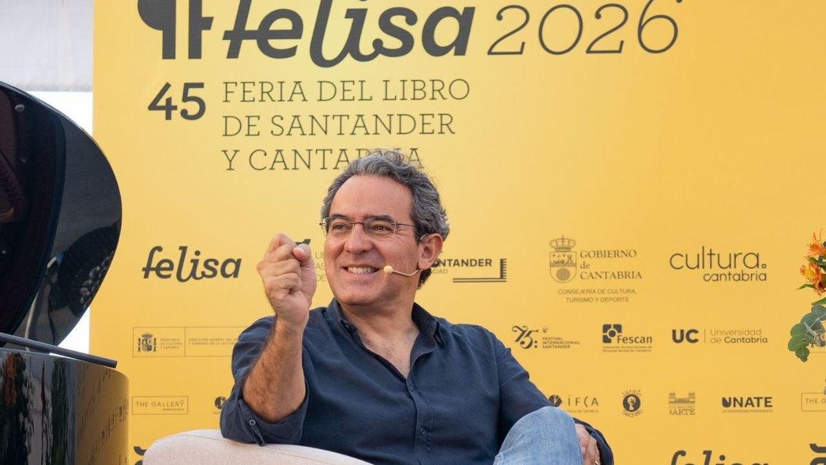 Juan Gabriel Vásquez, escritor: "El pasado solo existe mientras lo contamos y por eso puede ser víctima de muchas manipulaciones"