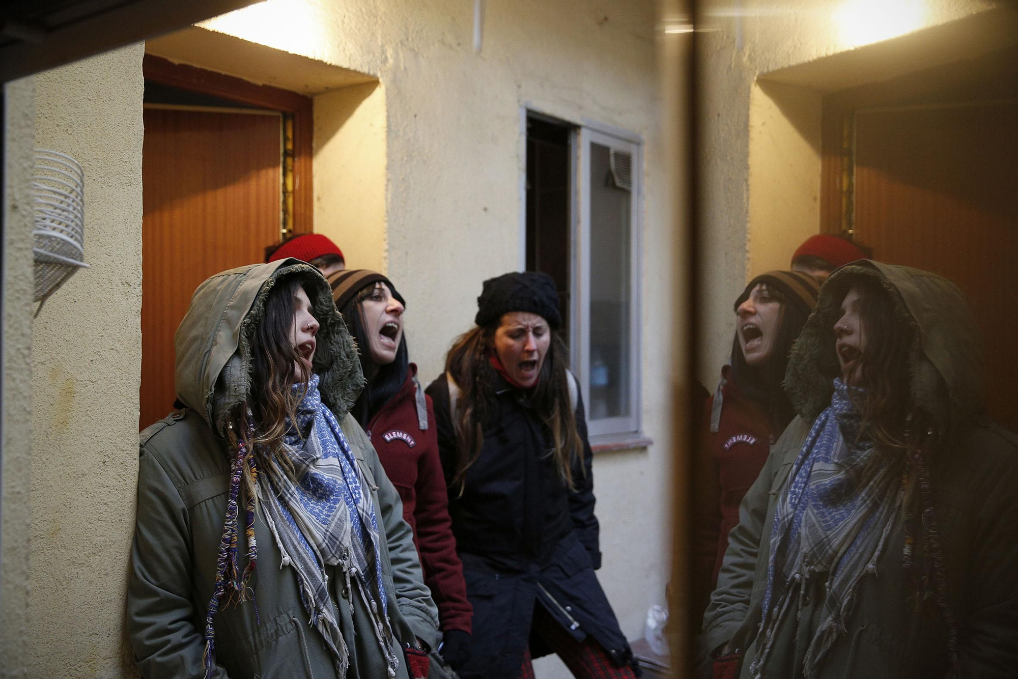 Activistas contra los desahucios gritan “vecina despierta, desahucian en tu puerta” para alertar a las personas que viven en el edificio del desahucio de Umberto.