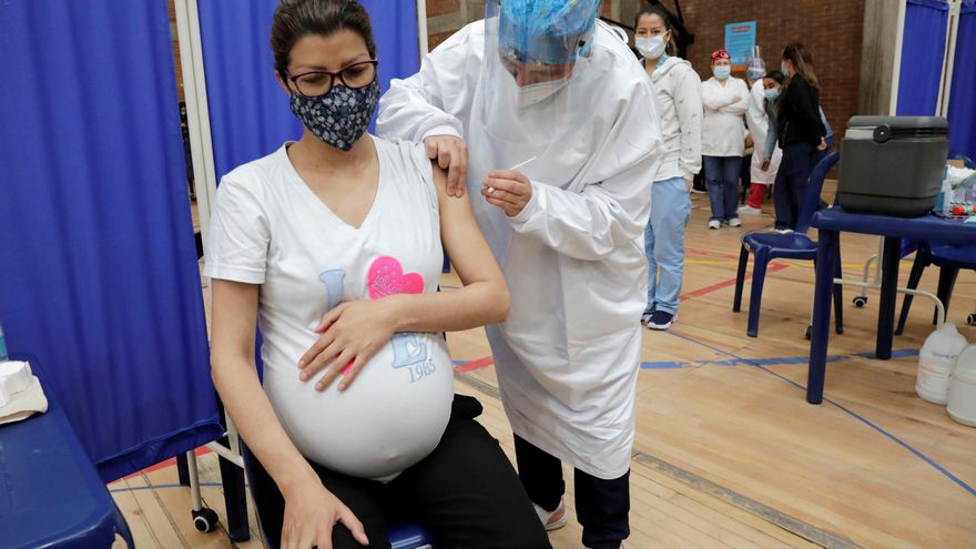 Una mujer embarazada recibe una dosis de la vacuna de Pfizer contra la covid-19. Fotografía de archivo. EFE/Carlos Ortega