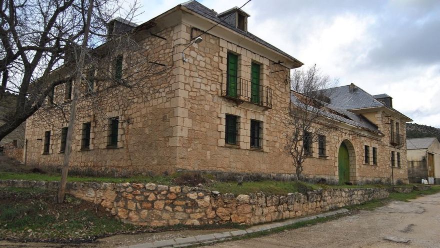 Antiguo cuartel de la Guardia Civil en El Recuenco (Guadalajara) que hoy es un Coliving para nómadas digitales