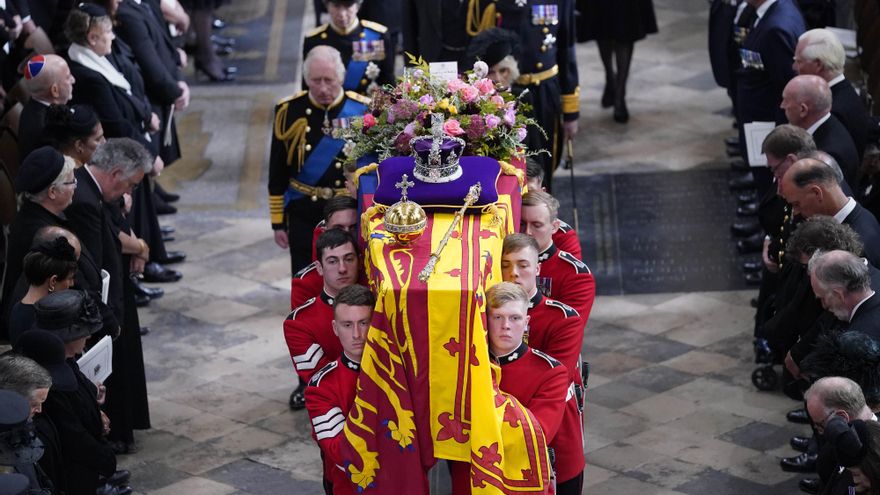 El rey Carlos III, la reina consorte, la princesa Ana y el vicealmirante Sir Tim Laurence siguen el féretro de la reina Isabel II mientras sale de la abadía de Westminster tras su funeral.