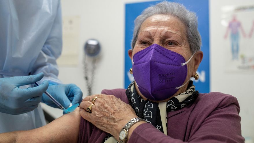 Una mujer recibe la vacuna contra el coronavirus en el centro de salud de O Carballiño durante la campaña de vacunación de mayores de 80 años en Galicia. Galicia registra este jueves 2.340 casos activos de covid-19, catorce menos que en la última jornada, y un 55 por ciento menos de los que registraba hace un mes, el 1 de marzo. EFE/ Brais Lorenzo