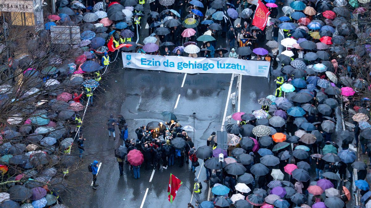 Miles de personas se manifiestan en Bilbao para pedir el fin de "las medidas de excepción" para los presos de ETA