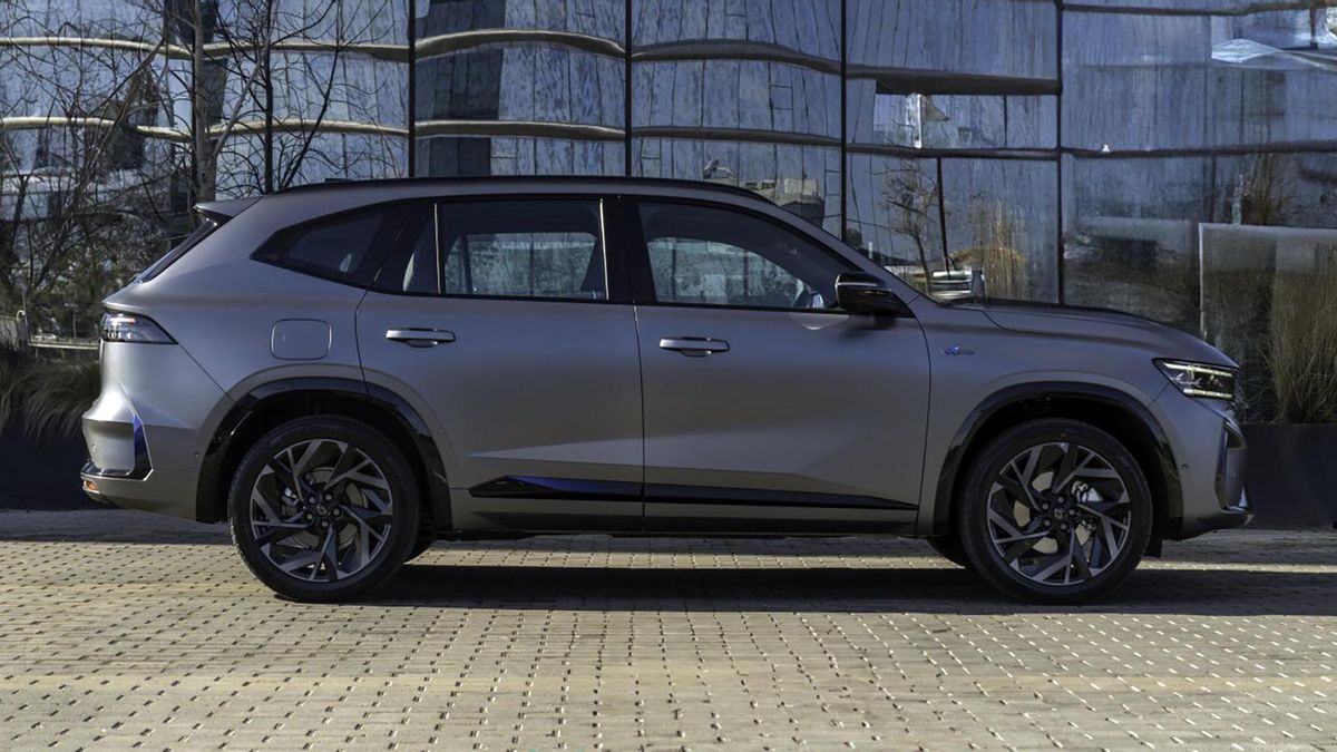 El nuevo Koleos tiene proporciones clásicas de SUV. Llamativamente, solo tiene 5 asientos a pesar de su gran porte.