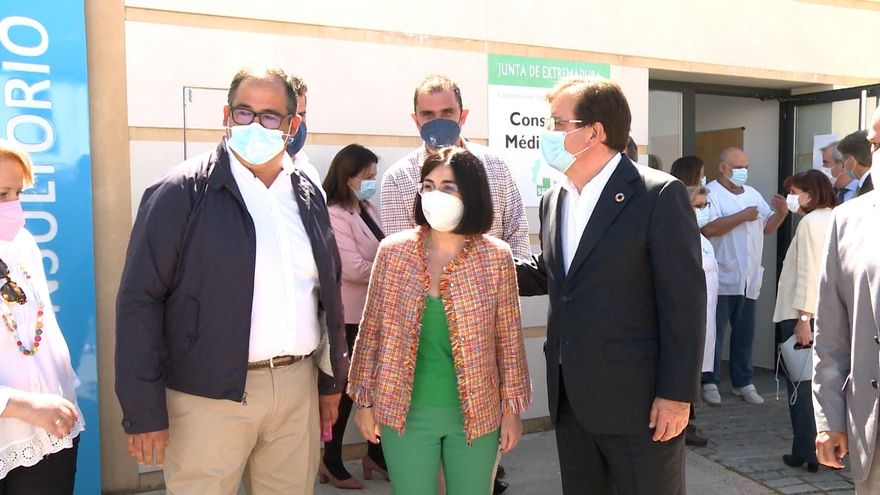 La ministra de Sanidad, Carolina Darias, y el presidente de la Junta, Guillermo Fernández Vara.