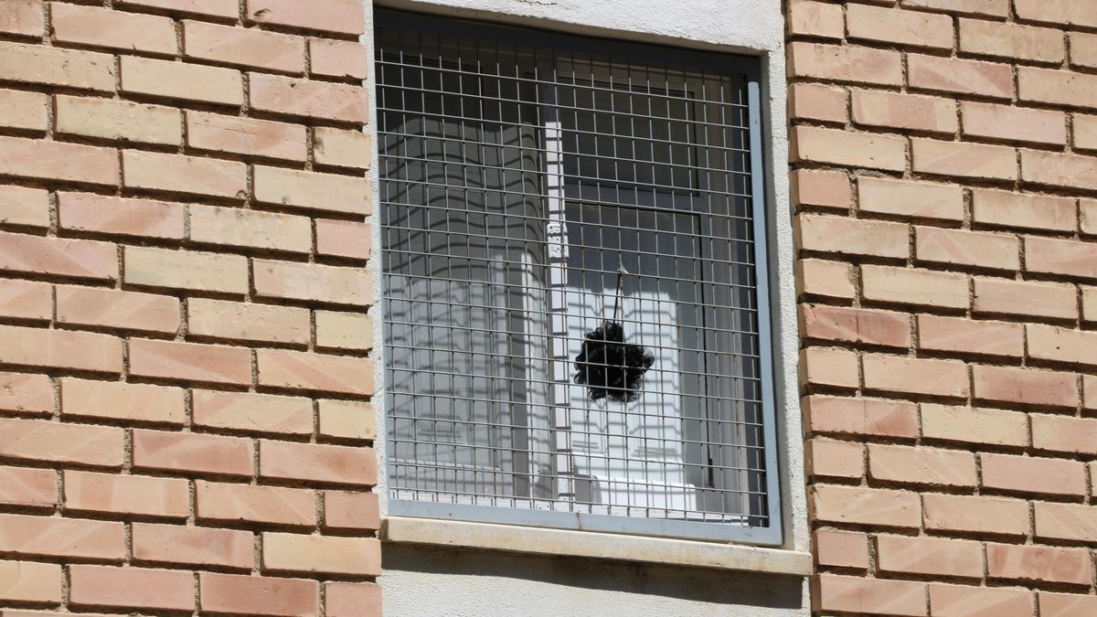 Una de las ventanas del CRAE de Piera, rota tras el ataque