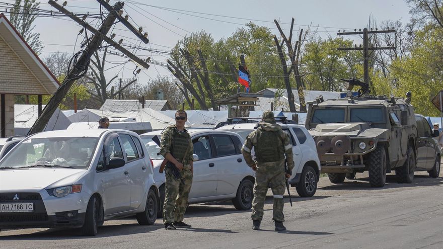 Dos soldados rusos vigilan la evacuación de los últimos cincuenta civiles que se refugiaban de los ataques en la planta de Azovstal.