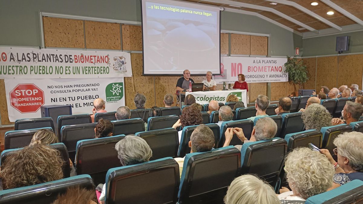 El físico del Consejo Superior de Investigaciones Científicas (CSIC) Antonio Turiel (izda), junto a Toni Jorge, miembro de Ecologistas en Acción y María Manzano, miembro de la plataforma Stop Biometano de Torralba de Calatrava. EFE/Beldad