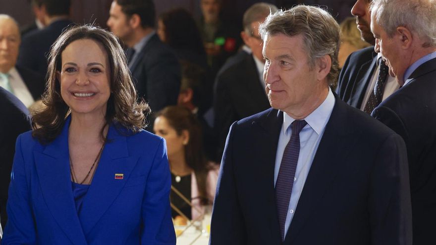 El líder del Partido Popular, Alberto Núñez-Feijóo, junto a la líder opositora venezolana y Nobel de la Paz María Corina Machado y el expresidente del Gobierno Felipe González.