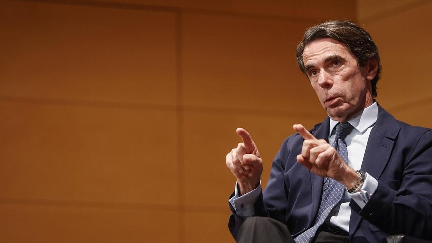 Archivo - Imagen de archivo del expresidente del Gobierno José María Aznar en un acto en Valencia.