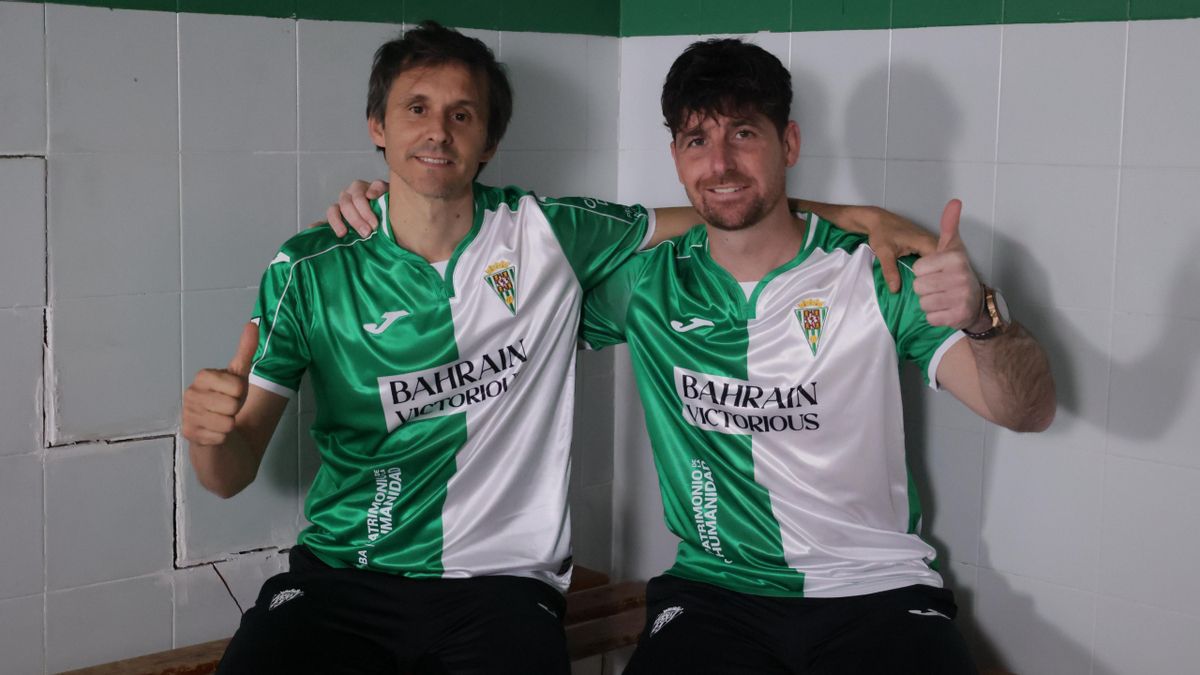 Asen y Javi Flores posan con la nueva camiseta del Córdoba CF