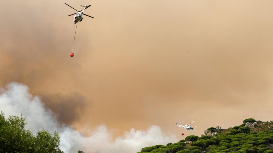 Aeronaves en el incendio del paraje La Peña. A 5 de agosto de 2025 en Tarifa, Cádiz (Andalucía, España). Los usuarios del camping Torre de la Peña en Tarifa, en la provincia de Cádiz, han sido evacuados de manera preventiva debido al incendio.