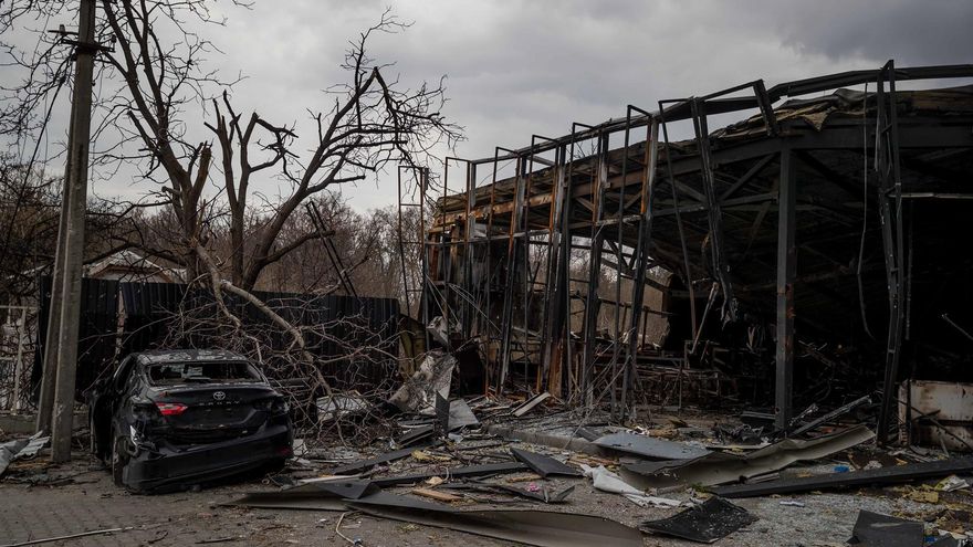 Fotografía de un vehículo y una estación de servicio destruidos durante la invasión rusa, el 11 de abril de 2022, en una autopista de Kiev (Ucrania).