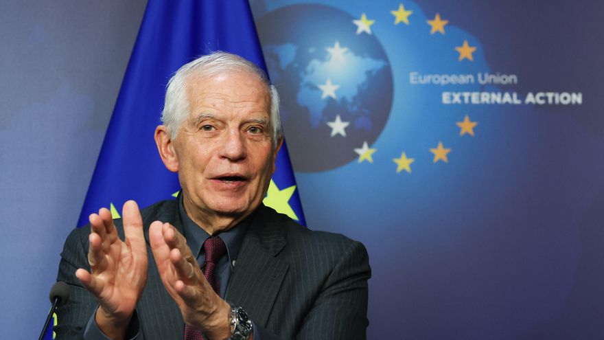 El jefe de la diplomacia de la UE, Josep Borrell, este martes en la rueda de prensa posterior a reunirse con el ministro de Exteriores de Ucrania, Dmitro Kuleba, en Bruselas. EFE/EPA/OLIVIER HOSLET