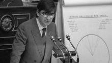 Ernest Lluch durante un pleno del Senado en 1985.