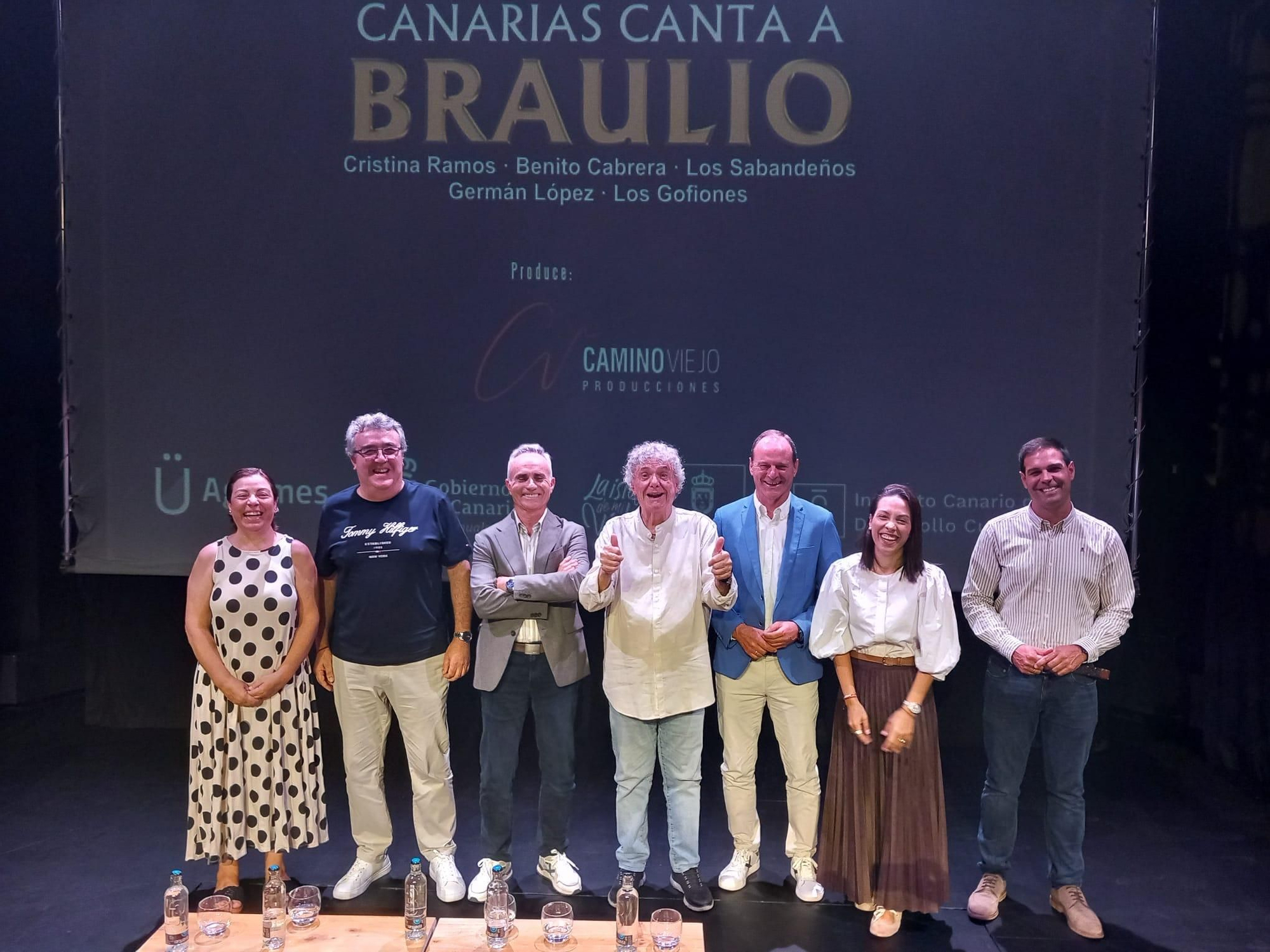 De izquierda a derecha: Natividad Santana, directora de Camino Viejo Producciones; Pepe Afonso, presidente de Los Gofiones; Horacio Umpiérrez, viceconsejero de Cultura del Gobierno de Canarias; el cantante y compositor Braulio; Óscar Hernández, alcalde Agüimes; Circe Santana, de Camino Viejo Producciones, y Efraín González, concejal de cultura de la localidad de Agüimes.