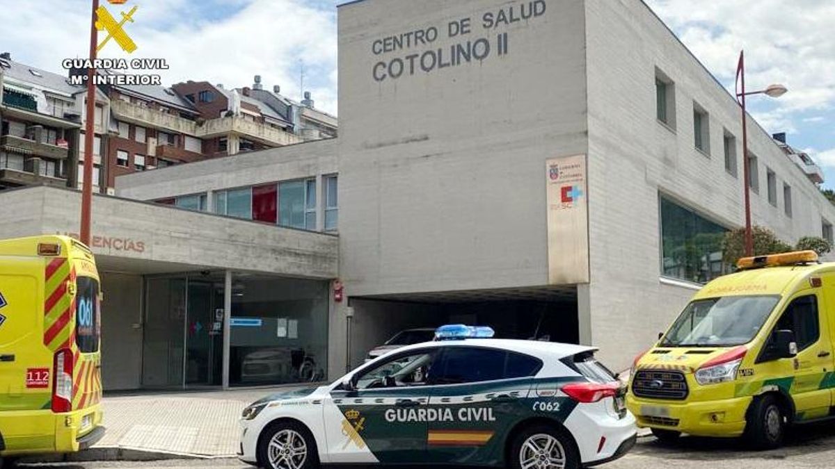 Guardia Civil a las puertas de un centro de salud en Castro Urdiales.