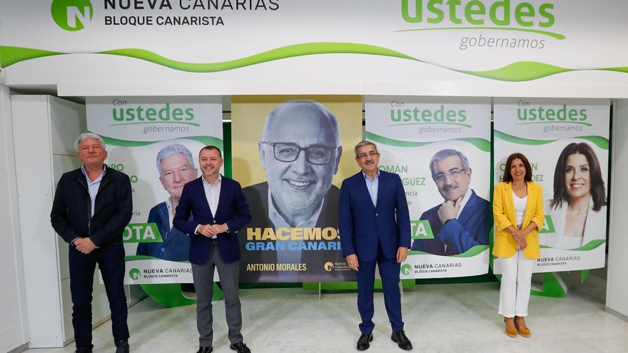 El candidato de NC a presidente de Canarias, Román Rodríguez (2d), y los candidatos a los Ayuntamientos del Las Palmas de Gran Canaria, Pedro Quevedo (i); Gáldar, Teo Sosa (2i), y Telde, María del Carmen Hernández (d) EFE/ Elvira Urquijo A.