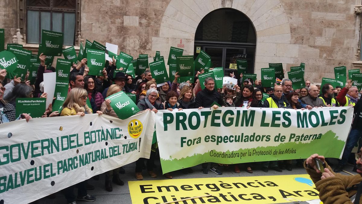 Protesta frente al Palau de la Generalitat Valenciana por la protección del paraje natural de Les Moles.