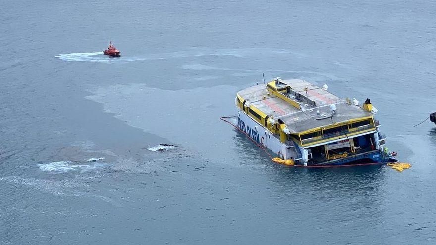 Mancha de combustible alrededor del ferry cuando permanecía encallado