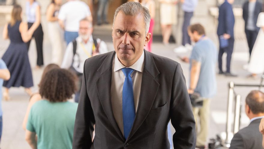 Archivo - El portavoz de VOX en el Ayuntamiento de Madrid, Javier Ortega Smith, llega a una sesión plenaria extraordinaria, en el Congreso.