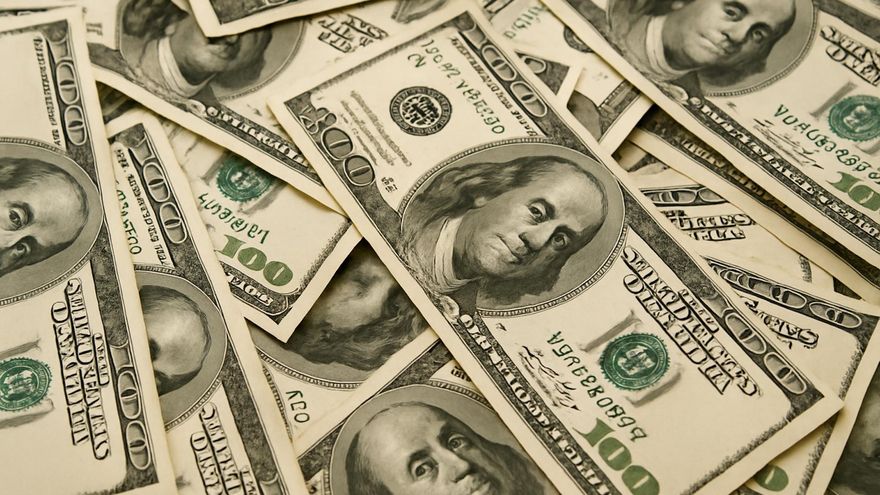 El dólar saltó a $1.235 y marcó un récord tras el revés judicial contra la Argentina por YPF