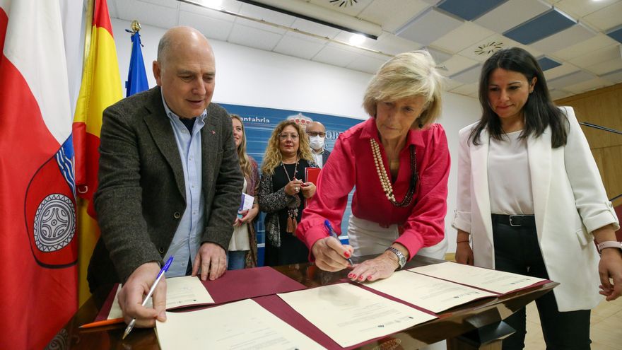 La consejera de Educación y Formación Profesional, Marina Lombó, firma el acuerdo suscrito con los sindicatos docentes para la bajada de ratios en el 2º Ciclo de Educación Infantil