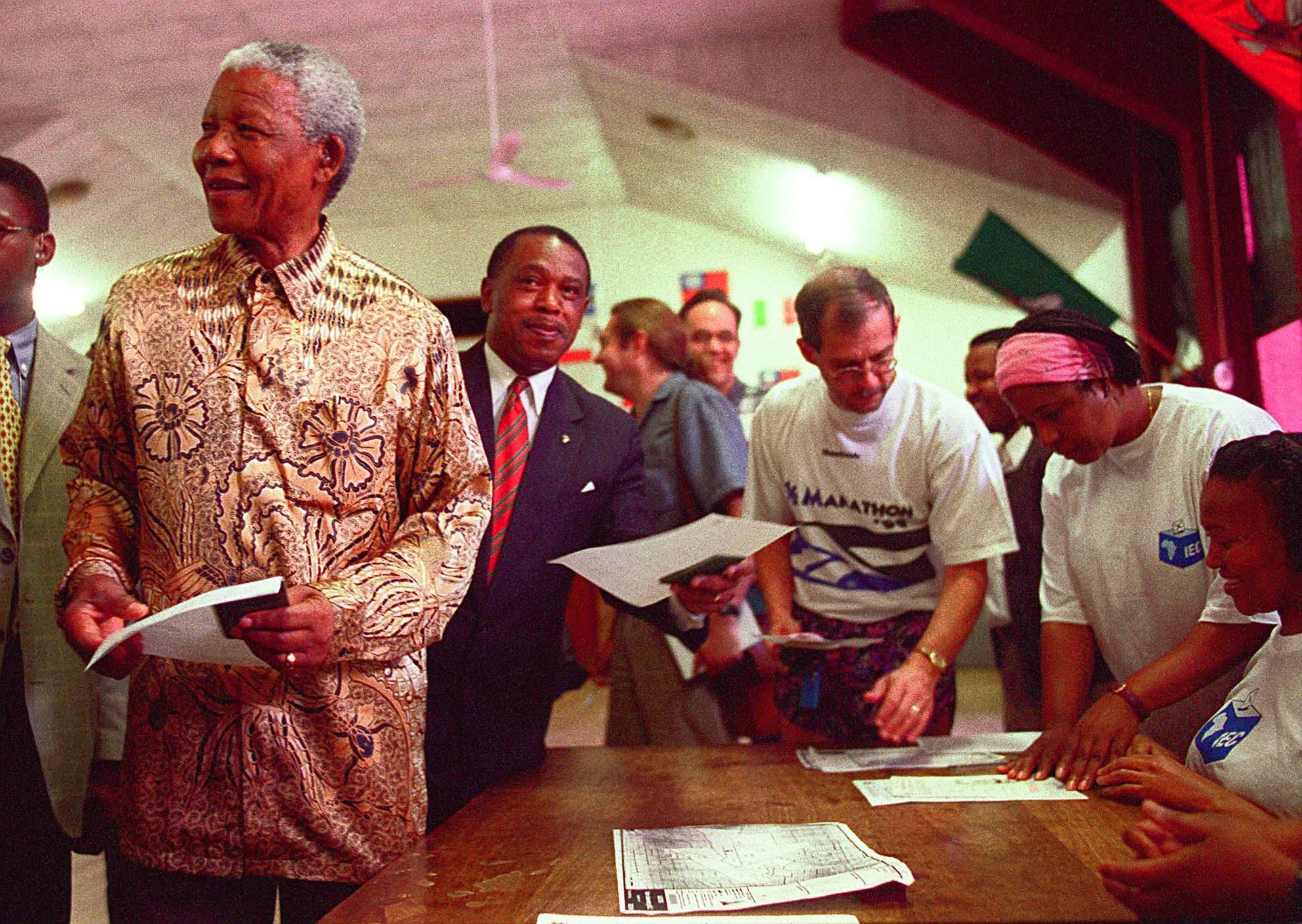 Mnadela se registra para votar en las elecciones generales el 27 de noviembre de 1998 / GTRES