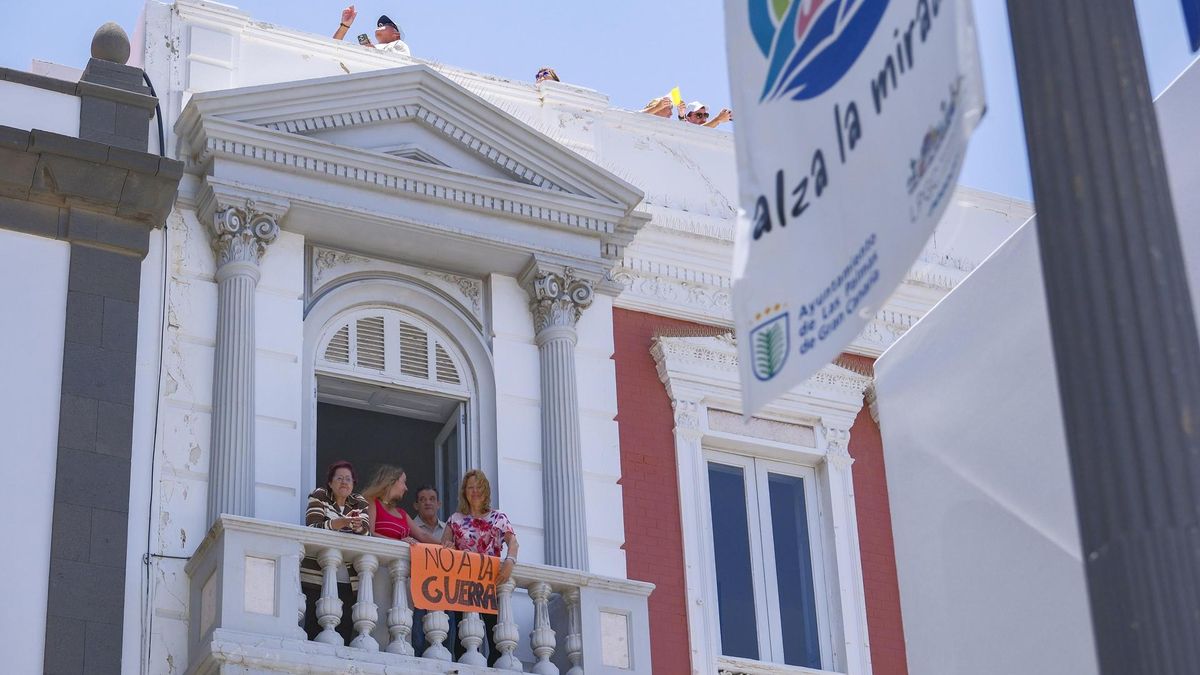 Mensaje en contra de la guerra en una de las fachadas de los edificios de la Plaza de Santa junto a la Catedral, en Las Palmas de Gran Canaria.