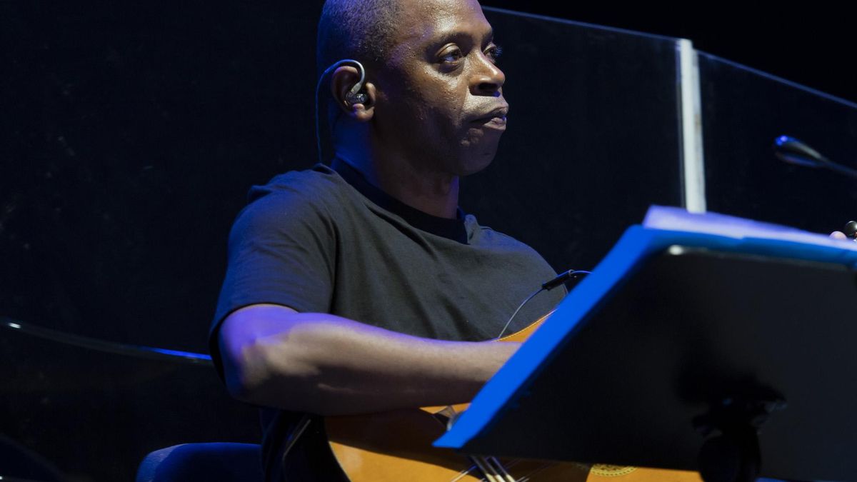 Maykel Elizarde, magnífico intrumentista del tres cubano.