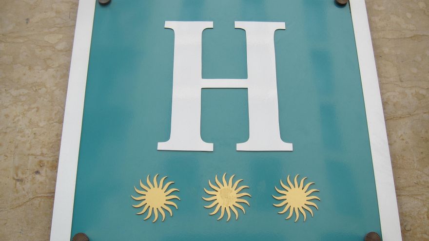 Rótulo de hotel de tres estrellas