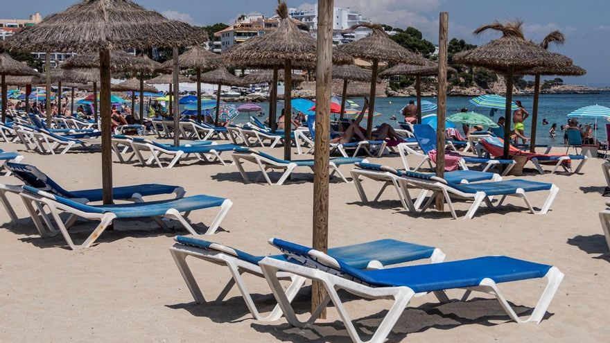 Magaluf, una de las zonas más turísticas de Mallorca, sin turistas y llenas de familias locales.