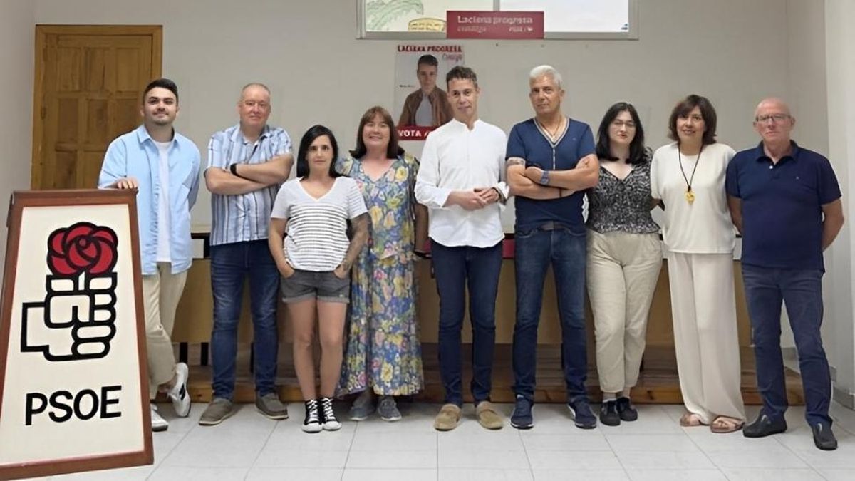 La nueva Ejecutiva socialista en Laciana, con Mario Rivas (centro) al frente.