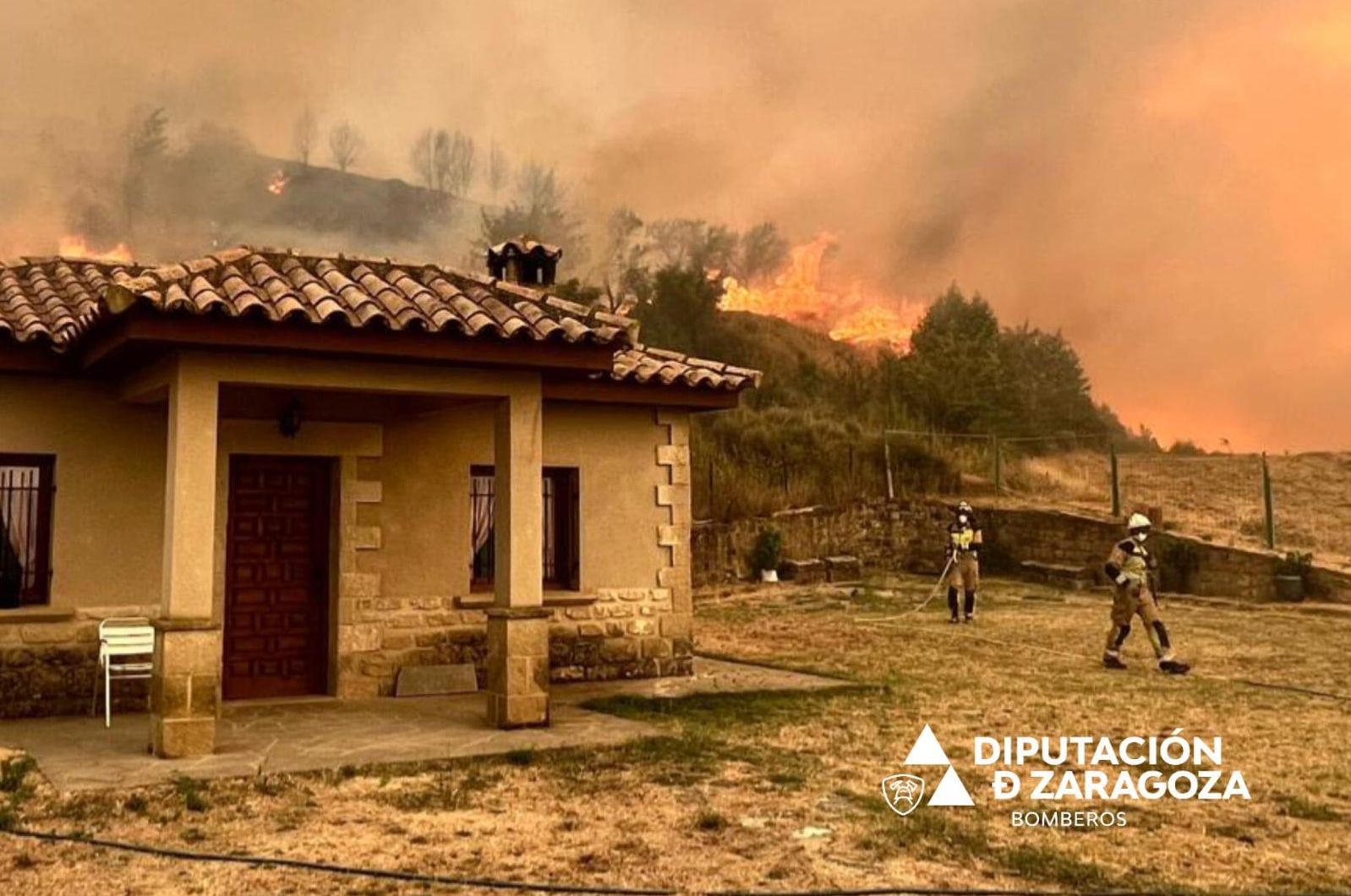 Bomberos de la Diputación de Zaragoza esta tarde en Uncastillo.