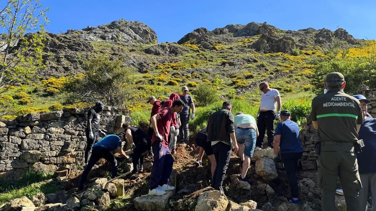 Una veintena de presos disfrutan de una salida a la naturaleza en la provincia de León