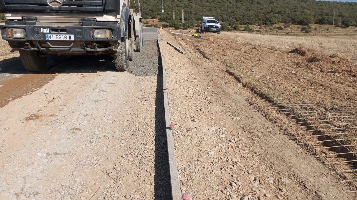Denuncian el hormigonado de un camino en uno de los últimos paisajes intactos al pie de Sierra Morena