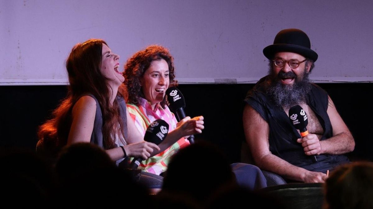 Laura Márquez, Laura del Val e Ignatius Farray con Carne Cruda desde el Palacio de la Prensa de Madrid