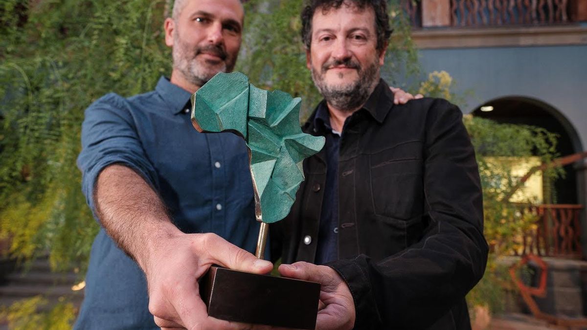 Xavier Aldekoa y Alfons Rodríguez, autor y fotógrafo del reportaje ganador, muestran el galardón del III Premio Saliou Traoré en el patio de Casa África